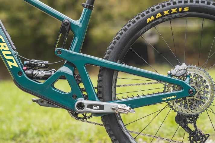 Darf’s etwas mehr sein? Der Hinterbau des neuen Santa Cruz Hightower 2025 bietet nun 150 Millimeter Federweg.