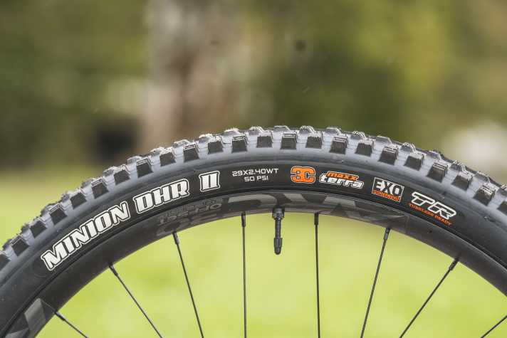 At the rear, the Maxxis Minion DHR II gives the Santa Cruz Megatower a good ride. The puncture protection should be higher for extreme terrain.