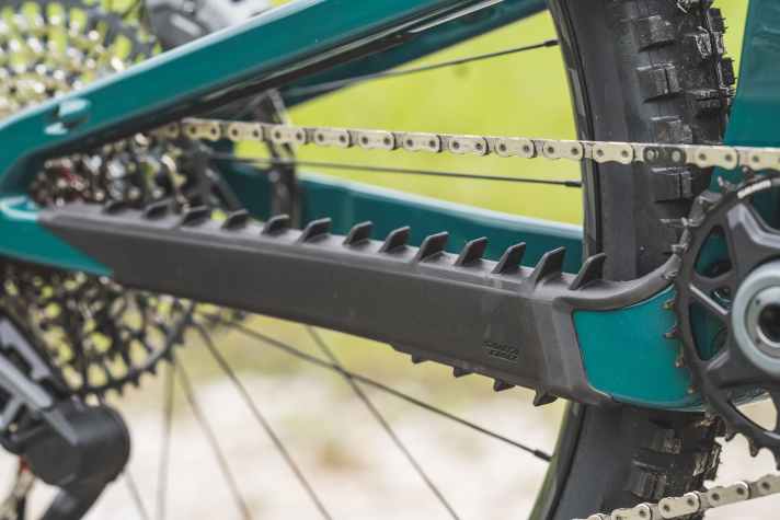 Krass: Santa Cruz verpasst dem Kettenstrebenprotektor sogar an der Unterseite Flappen. Im Gelände hat das Bike eine angenehm leise Geräuschkulisse.