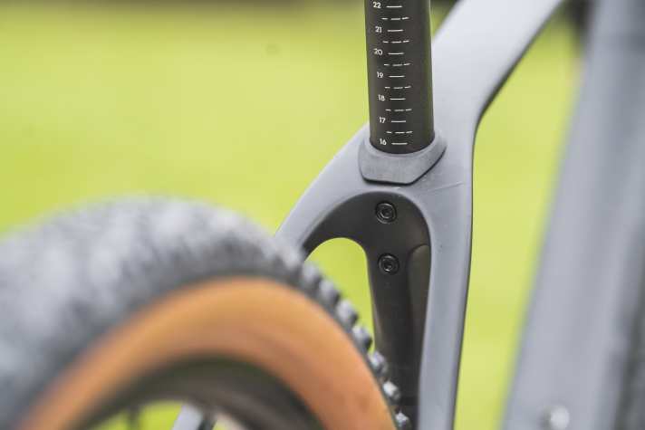 Die integrierte Sattelklemme spart am Cube Reaction Hardtail wertvolle Gramm.