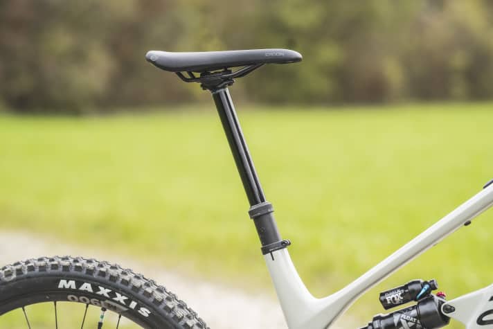 Exemplary: Canyon's own dropper post offers up to 230 millimetres of Vario travel. The adjustment travel can be reduced without tools.