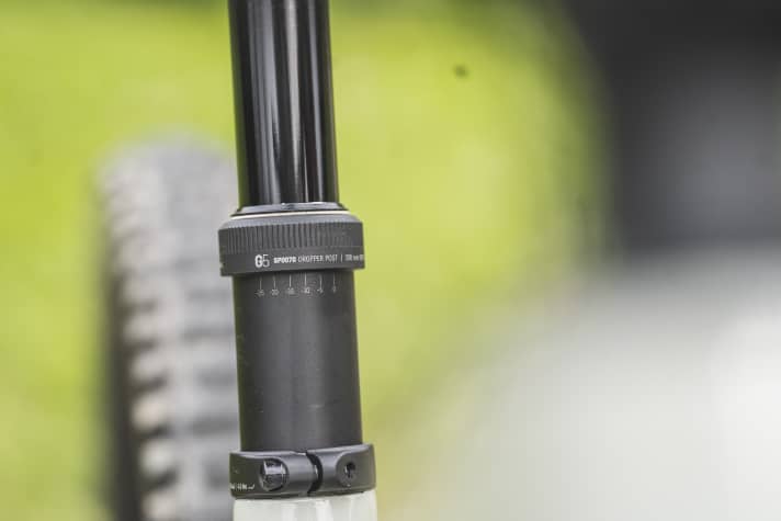 Im Handumdrehen ist der Verstellbereich der Variostütze am Canyon Spectral auf die gewünschte Länge gebracht.