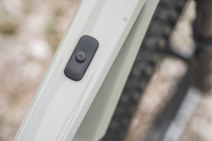 Über diesen Schieberegler am Oberrohr lässt sich die Stärke des K.I.S.-Systems einstellen. In unserem Test konnten wir vor allem bergab Vorteile ausmachen. Bergauf wirkt das Helferlein ungewohnt.