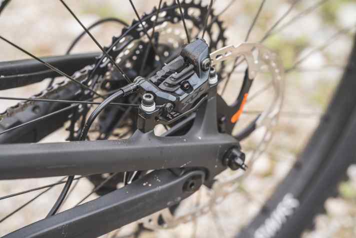 In der Mittelklasse der Bike-Portfolios gibt’s bewährte Parts ohne viel Glamour, wie hier die Shimano SLX Bremse am Canyon Spectral.