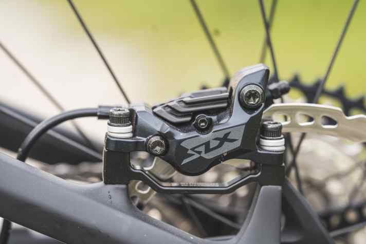 Die Shimano SLX Scheibenbremse mit vier Kolben besitzt eine anständige Bremskraft. Die Ice-Tech-Bremsbeläge neigen aber zum Klappern.