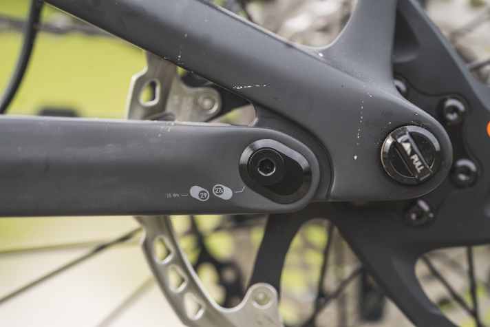 Variabel zum ersten: Über den Flip-Chip am Hinterbau lässt sich das Canyon Spectral entweder Mullet oder mit 29 Zoll Hinterrad fahren.