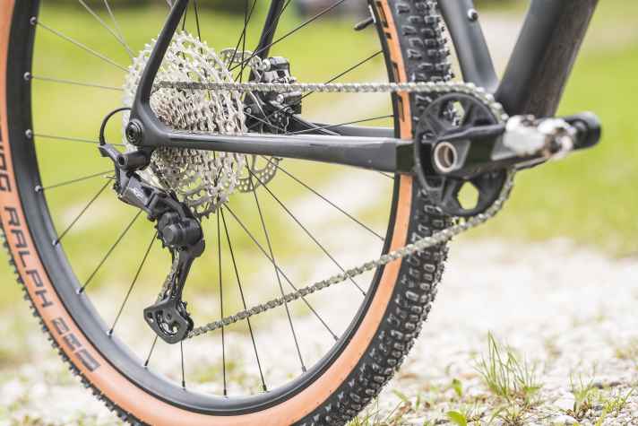 The Shimano XT drivetrain on the Cube Reaction ensures worry-free, mechanical shifting.