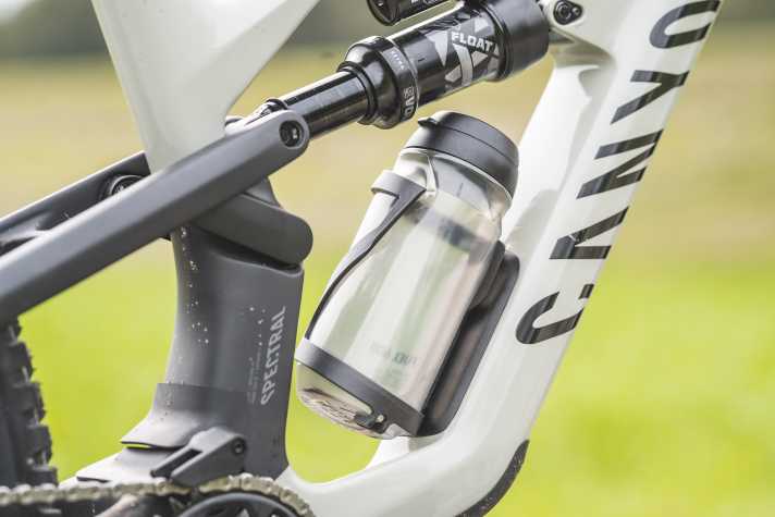 A 600-millilitre water bottle fits into the Canyon frame.