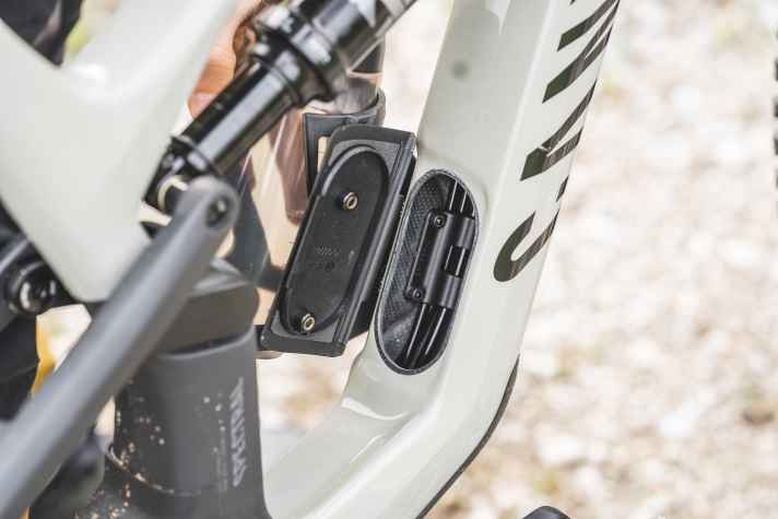 Die Handhabung des Plastik-Verschlusses fürs Staufach ist etwas fummelig, die Öffnung klein. Das bekommen andere Hersteller besser hin.