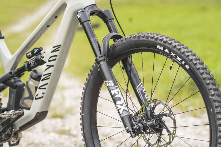 In the affordable Rhythm version, the Fox 36 couldn't convince us and is the weak point in the spec list of the Canyon Spectral CF7.