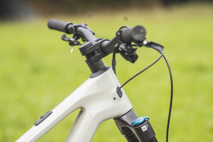 Die Front des Canyon Fullys baut hoch. In steilen Abfahrten bringt das viel Sicherheit. Sportliche Fahrer sollten die Spacer umbauen.