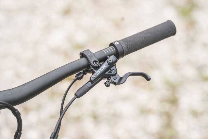 Not only the power, but also the ergonomics of the Shimano SLX brakes are impressive.