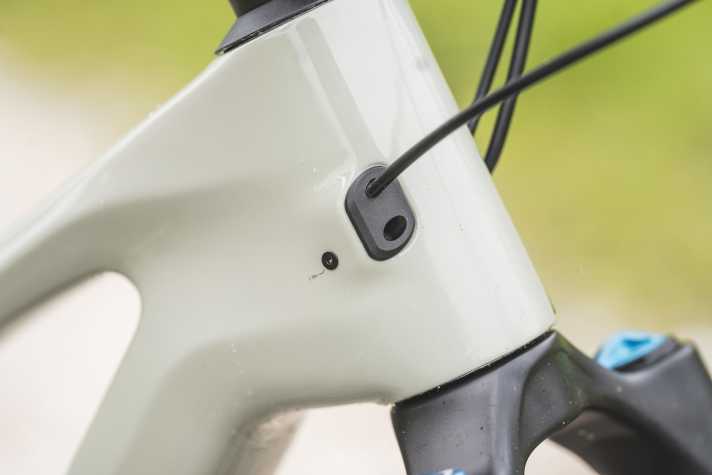 The cables on the Canyon Spectral run classically through the head tube into the frame.