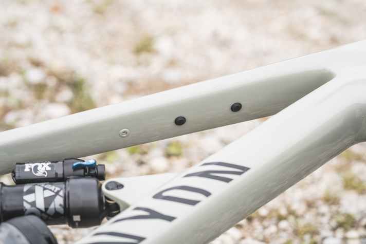 Unter dem Oberrohr findet sich ein Montagepunkt für einen Ersatzschlauch oder zusätzliches Werkzeug.