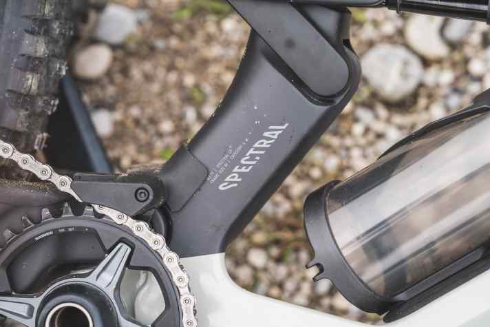 The Canyon Spectral comes from a tried and tested model family. The CF7 equipment variant comes with a full carbon frame.