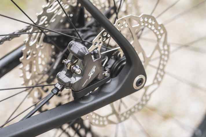 Die Shimano XT Scheibenbremse am Cube Reaction C:62 Pro ist eine gute Wahl und erhöht bergab das Sicherheitsempfinden.
