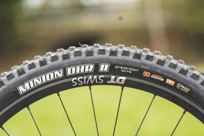 With Exo+ casing, the Maxxis Minion DHR II offers adequate puncture protection on the rear wheel.