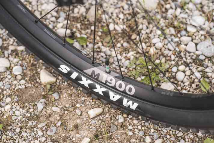 Canyon spezifiziert den preiswerten Alu-Laufradsatz DT Swiss M1900. Vorne gibt’s ein 29 Zoll Laufrad, hinten ist ein Rad mit 27,5 Zoll Durchmesser verbaut.