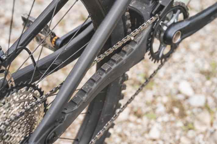 Ein dicker Kettenstrebenschutz bewahrt den Carbonrahmen vor Beschädigungen.