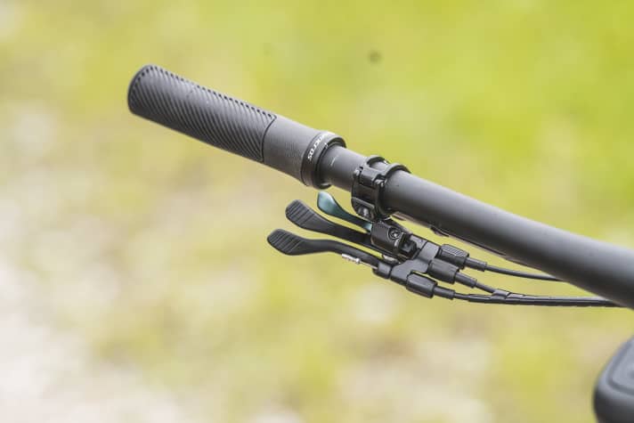 Two levers for the suspension, one for the dropper post: after a little familiarisation, the Twinlock system offers real added value for sporty trail bikes.