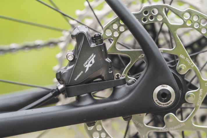 Zur Shimano XT-Ausstattung des Cube Hardtails zählen auch hydraulische Scheibenbremsen mit Flatmount-Montagestandard.