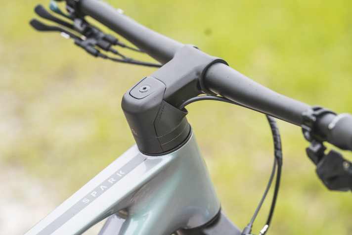 Despite many cables, the Scott Spark has a tidy look. The cables run past the Vorau through the bar set into the frame.