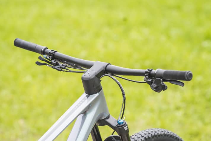 Not all riders can cope with the unusual handlebar shape. The stem is long and the handlebars are flat.