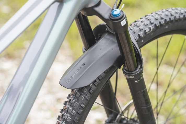 Scott liefert das Spark mit einem Fender an der Gabel aus. So wird der Fahrer geschützt und die Buchsen sind von Dreck abgeschirmt.