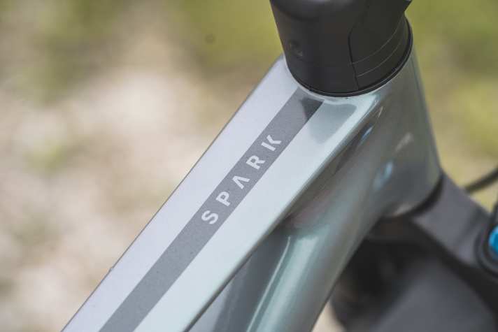 Everyone knows that rally stripes make you faster. The Scott Spark wears the race graphics with dignity.