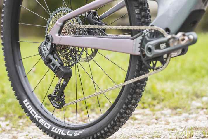 The Sram GX Eagle AXS Transmission on the Scott Spark TR and the Santa Cruz Hightower is the most favourable wireless drivetrain according to the transmission standard. Function: flawless.