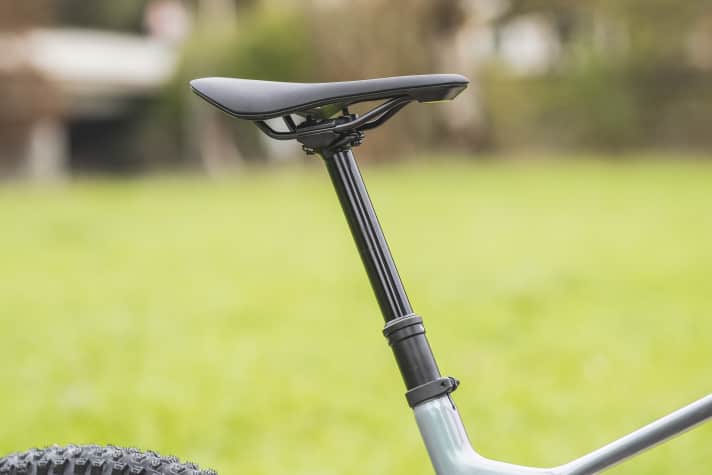 On downhill trails, the Scott Spark TR would benefit from a shorter seat tube and more Vario travel.