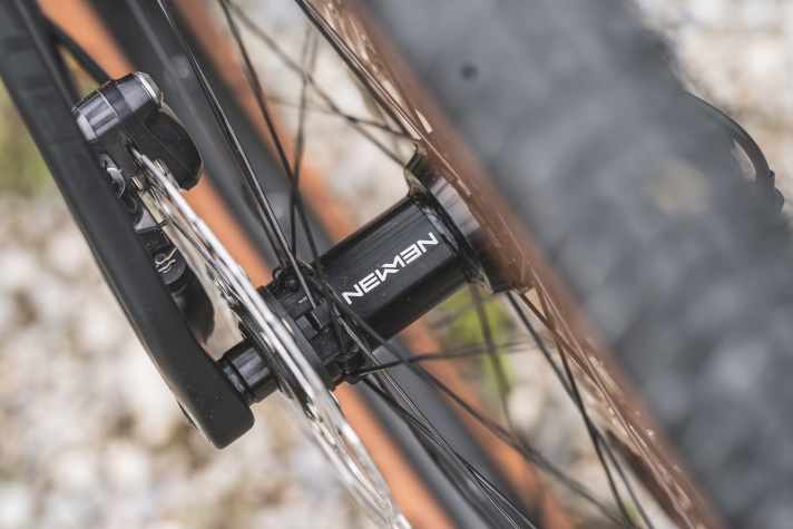 Die Hinterradnabe der Newmen-Laufräder ist fast geräuschlos. Das passt gut zum Understatement-Charakter des Cube Reaction C:62 Pro.