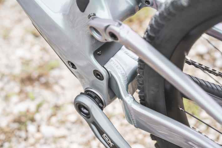 Eine kleine Flappe schützt das Gelenk vor Schmutz. Der Übergang von Carbon zu Aluminium gefällt an einem sonst so stylischen Bike, wie dem Scott Spar, optisch nicht Jedem.