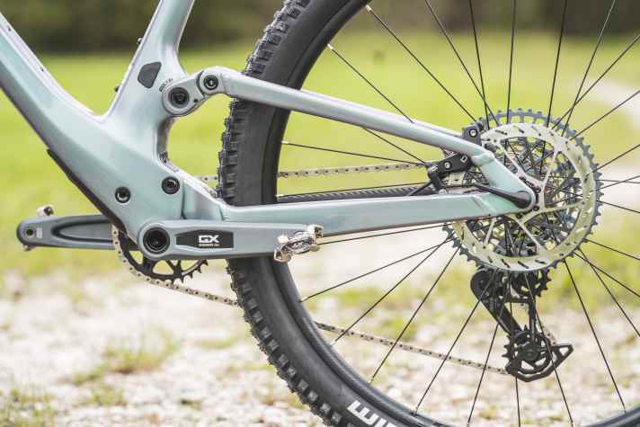 Oops, welding beads on the rear triangle? The Scott Spark 920 TR is made of carbon at the front, but aluminium at the rear. The stiffness values of the rear are remarkably high.