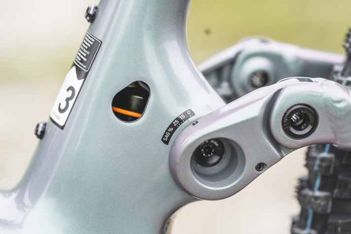 Dank SAG-Indikator und Guckloch lässt sich die Federwegsnutzung am Trailbike von Scott trotz verborgenem Federbein problemlos kontrollieren.