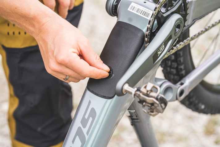 A practical twist lock opens the cover in the down tube of the Scott Spark.