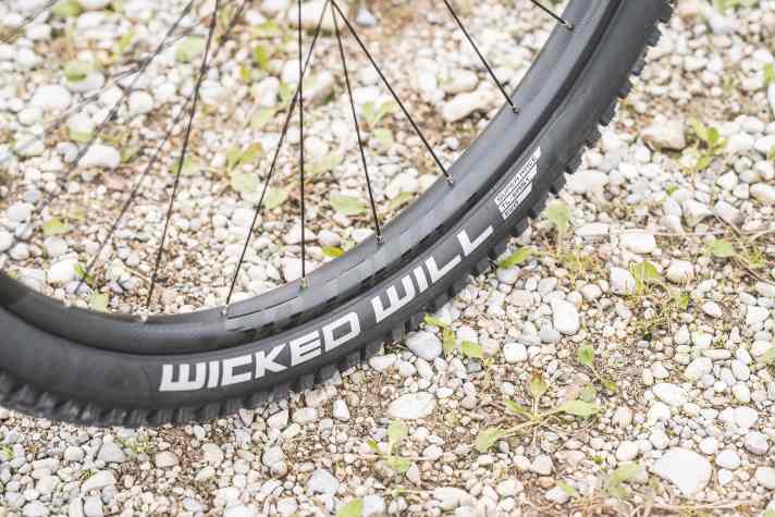 The Schwalbe Wicked Will is a tame choice for a trail bike. Grip, traction and puncture protection were not convincing in the test. On the other hand, the tyre rolls quickly.