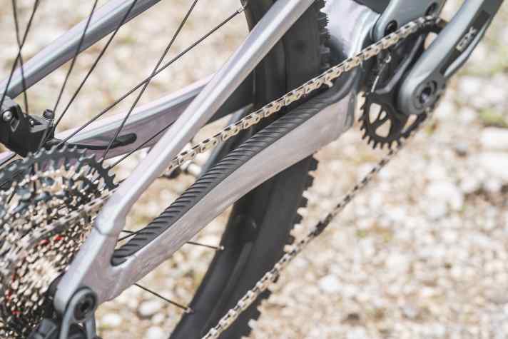 Ein dezenter Kettenstrebenschutz macht am Scott Trailbike einen vernünftigen Job ohne zu dick aufzutragen.