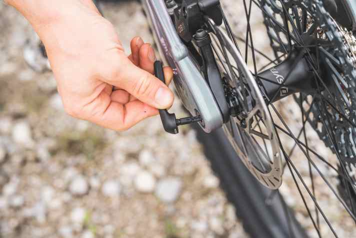 A tool is concealed in the rear wheel axle of the Scott Spark.