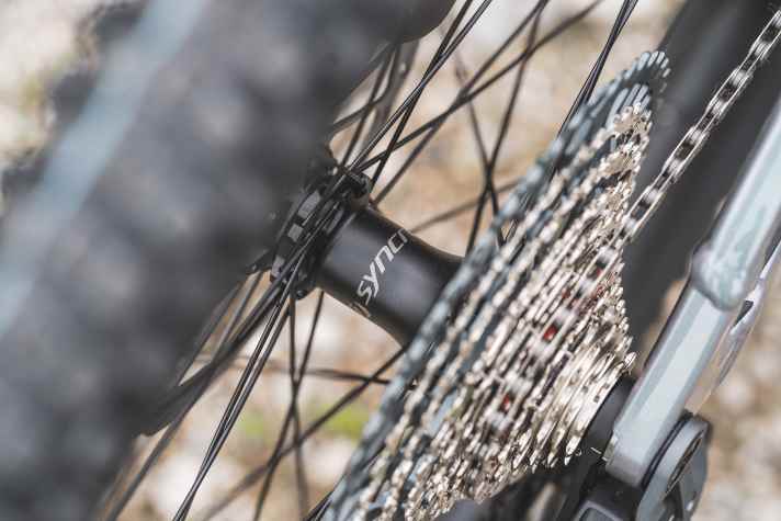 Am Mittelklasse-Modell Scott Spark 920 TR kommen viele Anbauteile von der Eigenmarke Syncros. So auch der Alu-Laufradsatz.