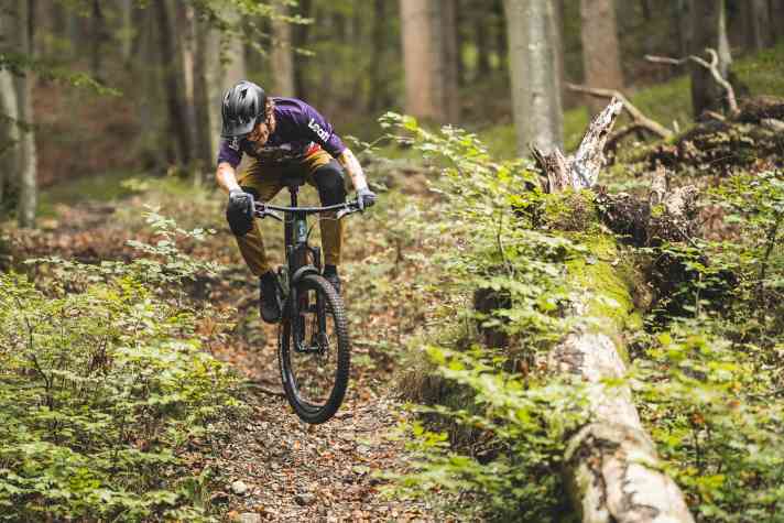 The Scott Spark TR is made for trail fun. However, the long seat tube gets in the way of some manoeuvres.