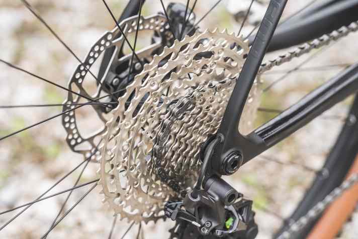 Mit Kette und Kassette entspringen die Verschleißteile des Antriebs nur der Shimano Deore Güteklasse. Dafür lassen sie sich im Fall der Fälle kostengünstig ersetzen.