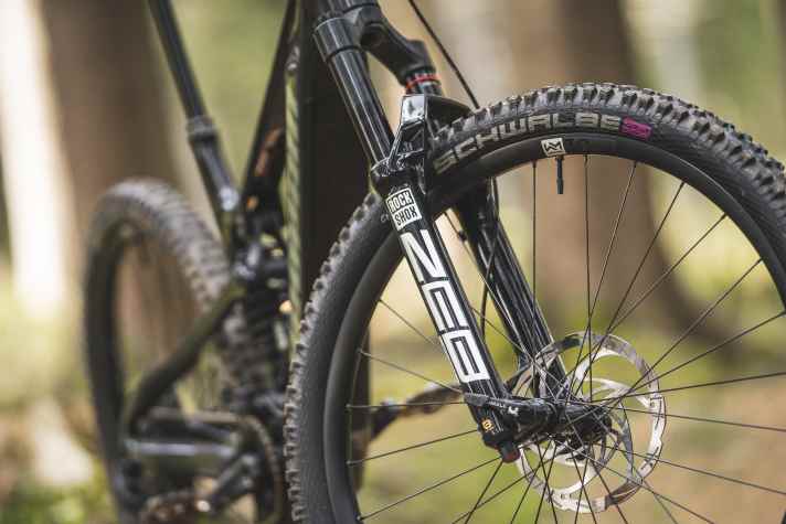 Thick Zeb fork, coil shock, super-soft and extra puncture-proof tyres. With the equipment on our test bike, the Sresh can really take a beating, but is also a little heavier.