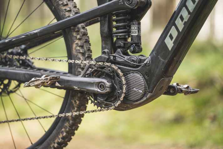 The Shimano motor delivers good power. The 626 Wh battery has a carbon cover in the same colour as the frame and folds forwards out of the down tube in a user-friendly way.