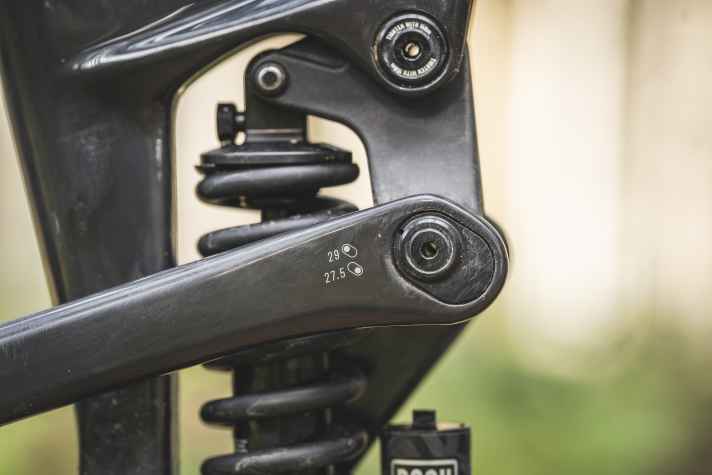 The flip chip in the seat stay allows you to adjust the Sresh to a large or small rear wheel.