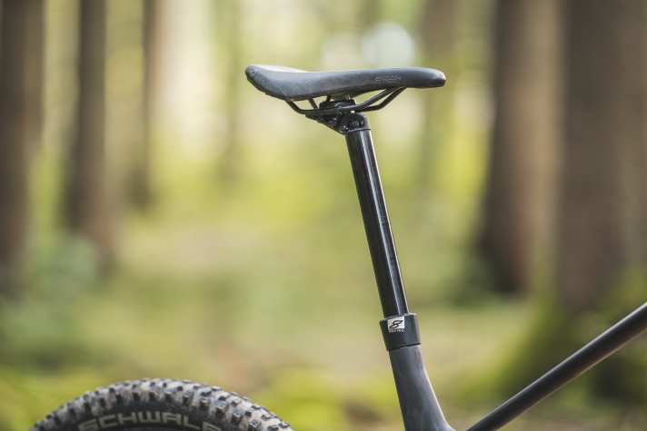 The seat tube is long. The actually long Eightpins seatpost can only utilise its advantages to a limited extent. A strong setback also flattens the seat angle uncomfortably and, in combination with the low front end, makes for a stretched riding position uphill.