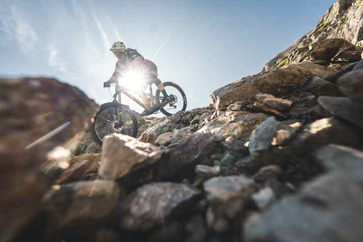 Steinig, steil, technisch? Keine Angst! Die extrem gelungene Fahrposition des ­Pivot Trail 429 nimmt selbst den fiesesten Steilabfahrten ihren Schrecken.