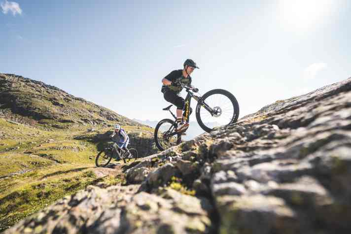 Das können andere Trailbikes besser! Klettert man auf derart steilen Uphill-Trails, zwingt einen die hecklastige Sitzposition des Pivot Trail 429 Pro Enduro früh aus dem Sattel, weil man gegen das steigende Vorderrad ankämpfen muss.