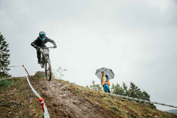 Beim Downhill geht’s mitunter richtig zur Sache. Schwierige Bedingungen wegen des Regens konnten diesen Fahrer allerdings nicht aufhalten...