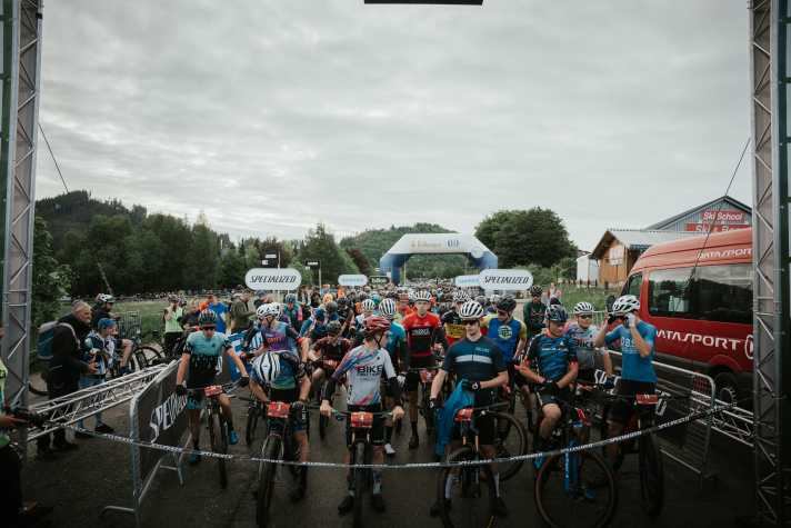 The starters for the marathon had to line up at the starting arch at 7.30am. With them: Marathon ace Urs Huber